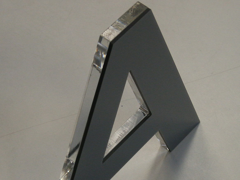 Lettre découpée pour le domaine de la communication - CITYPLAST