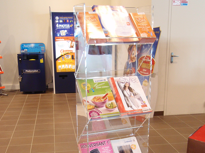 Présentoirs journaux et flyer pour le domaine de la communication - CITYPLAST