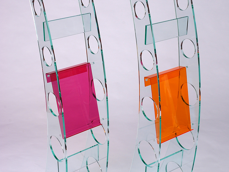 Présentoirs flyer pour le domaine de la communication - CITYPLAST